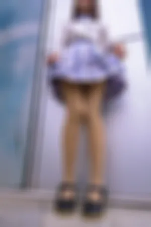 [WeiboGirl]微博红人 小夜主题 户外 性感白T 格子短裙 露肉丝袜 月下001