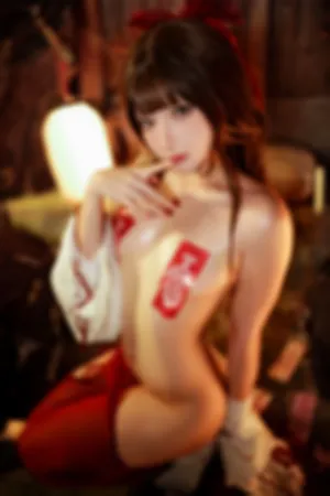 [Cosplay]角色扮演 白色服饰 半脱 秀油亮肌肤 祈福巫女