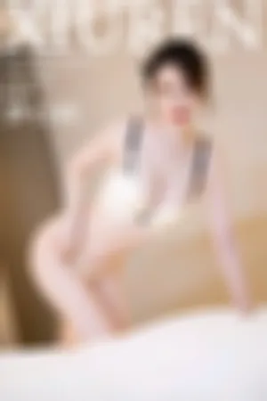 [XiuRen]秀人网 2024.04.28 No.8465 哈尔滨旅拍 黑色长裙 黄色内衣