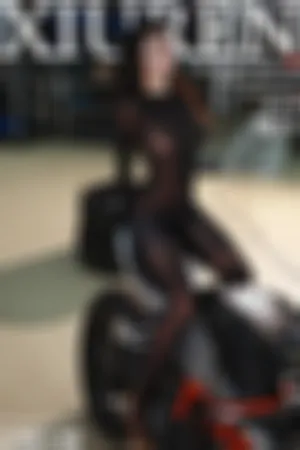 [XiuRen]秀人网 2025.09.19 No.10788 杏色风衣 黑色连体丝袜